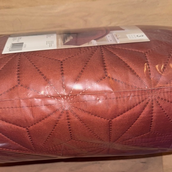 Vera Wang Red Quilts Bedding Set - Picture 6 of 6